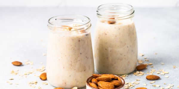 Smoothie s grčkim jogurtom i bademovim maslacem